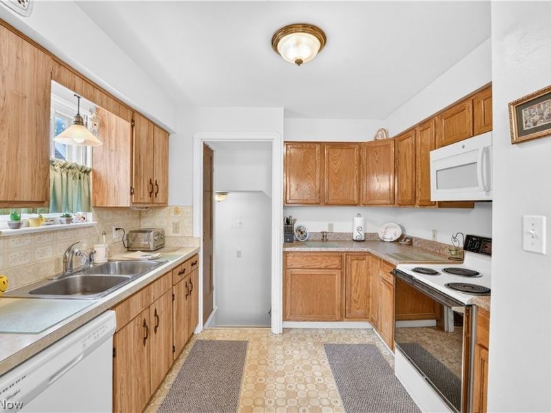 7101 Brownfield Drive, Parma, OH 44129 Photo 5