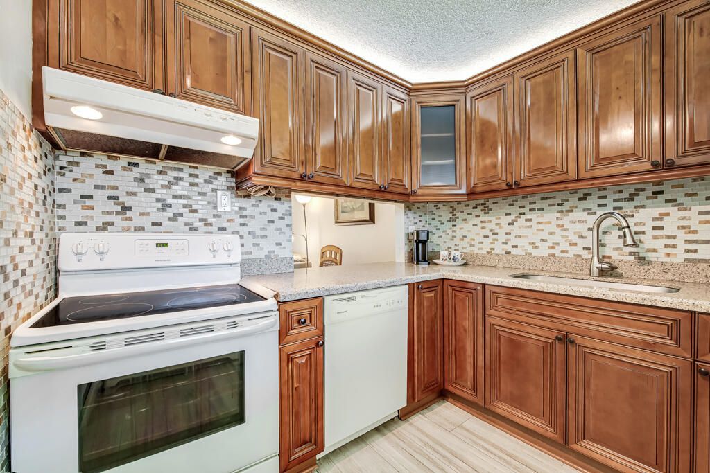 2855 Garden Drive S, Unit 102, Palm Springs, FL 33461 Photo