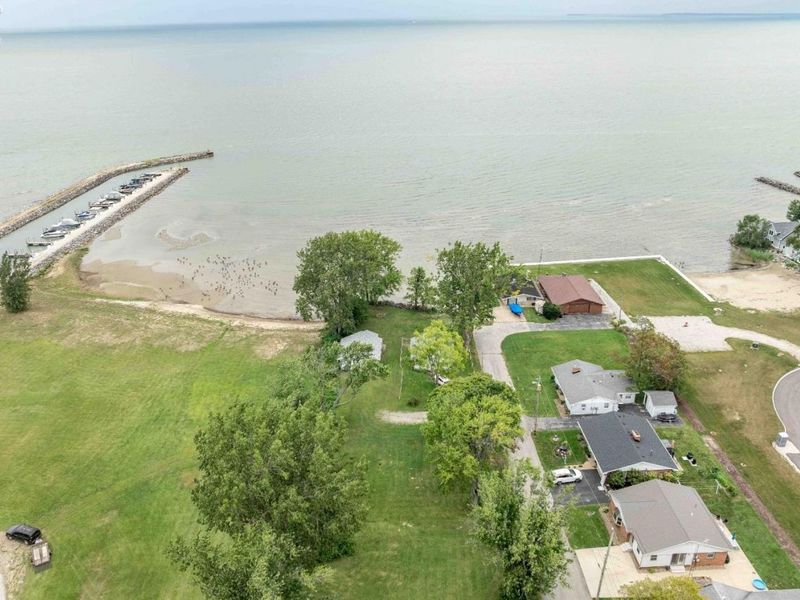 116 N Shawnee Drive, Port Clinton, OH 43452 Photo 4