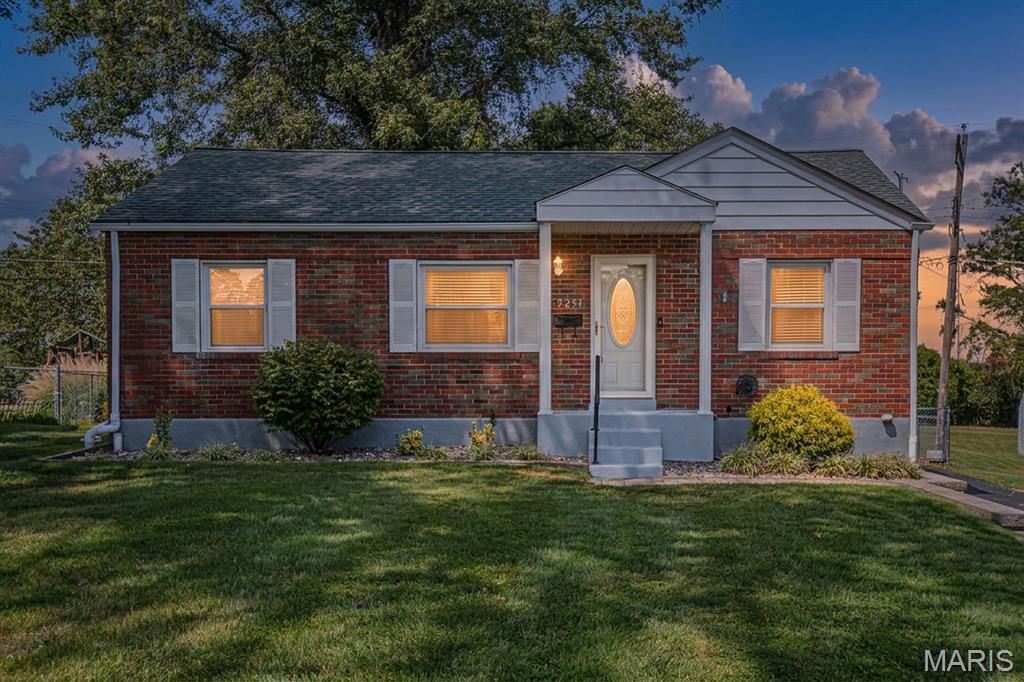 9251 Southview Lane, Saint Louis, MO 63123 Main Photo