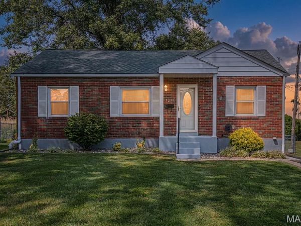 9251 Southview Lane , St Louis, MO 63123