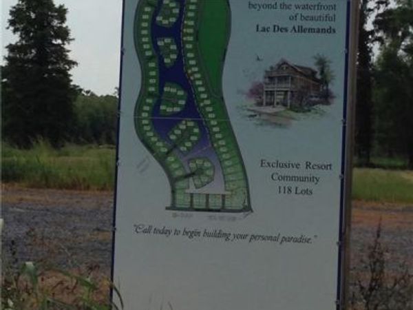 137 TAHITI Trail , Vacherie, LA 70090