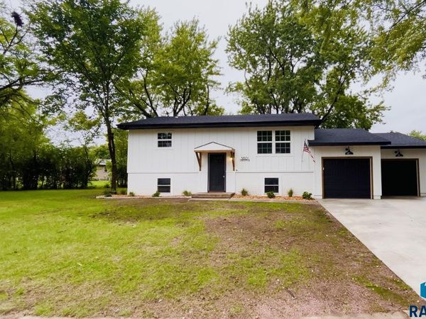 5601 W Circle Dr, Sioux Falls, SD 57106
