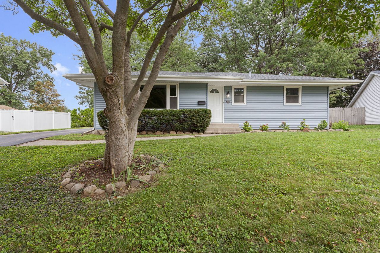 903 W 10th Street, Belvidere, IL 61008 Main Photo