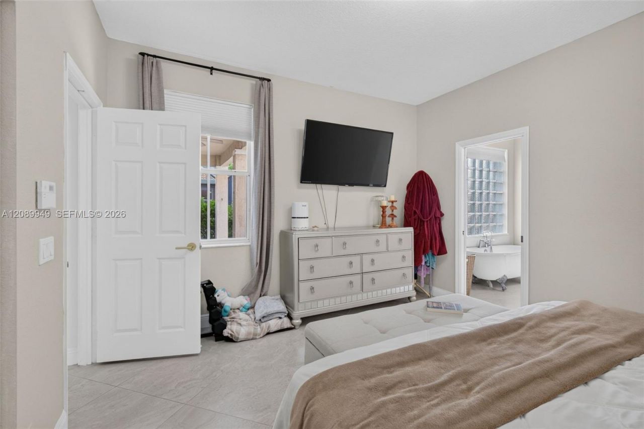 820 Falling Water Rd , Weston, FL 33326 Photo