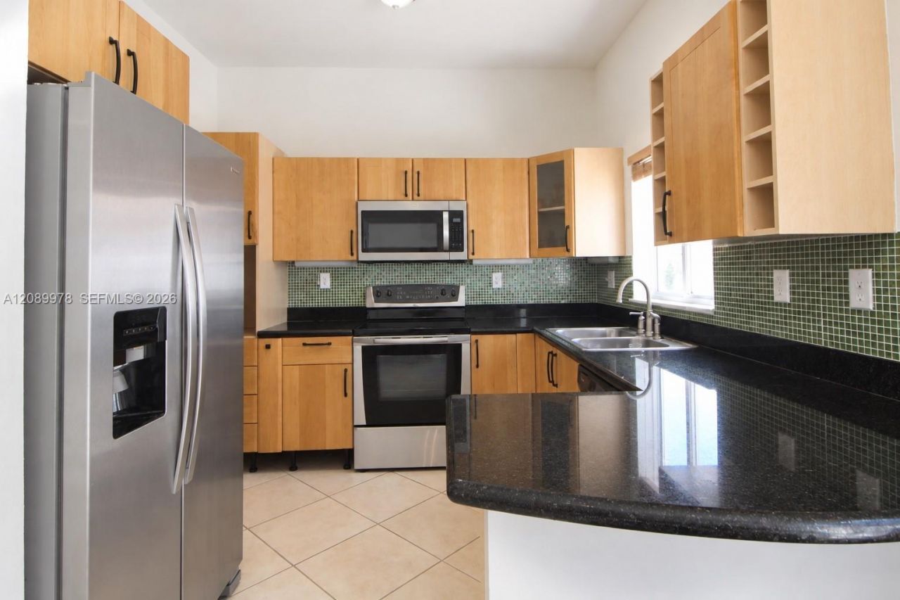 7464 NW 180th St, Hialeah, FL 33015 Photo