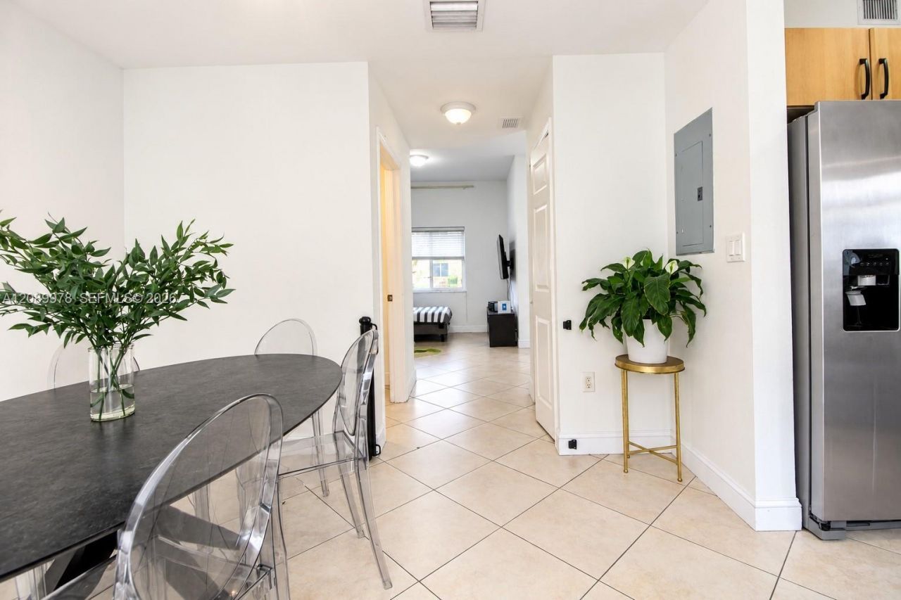 7464 NW 180th St, Hialeah, FL 33015 Photo