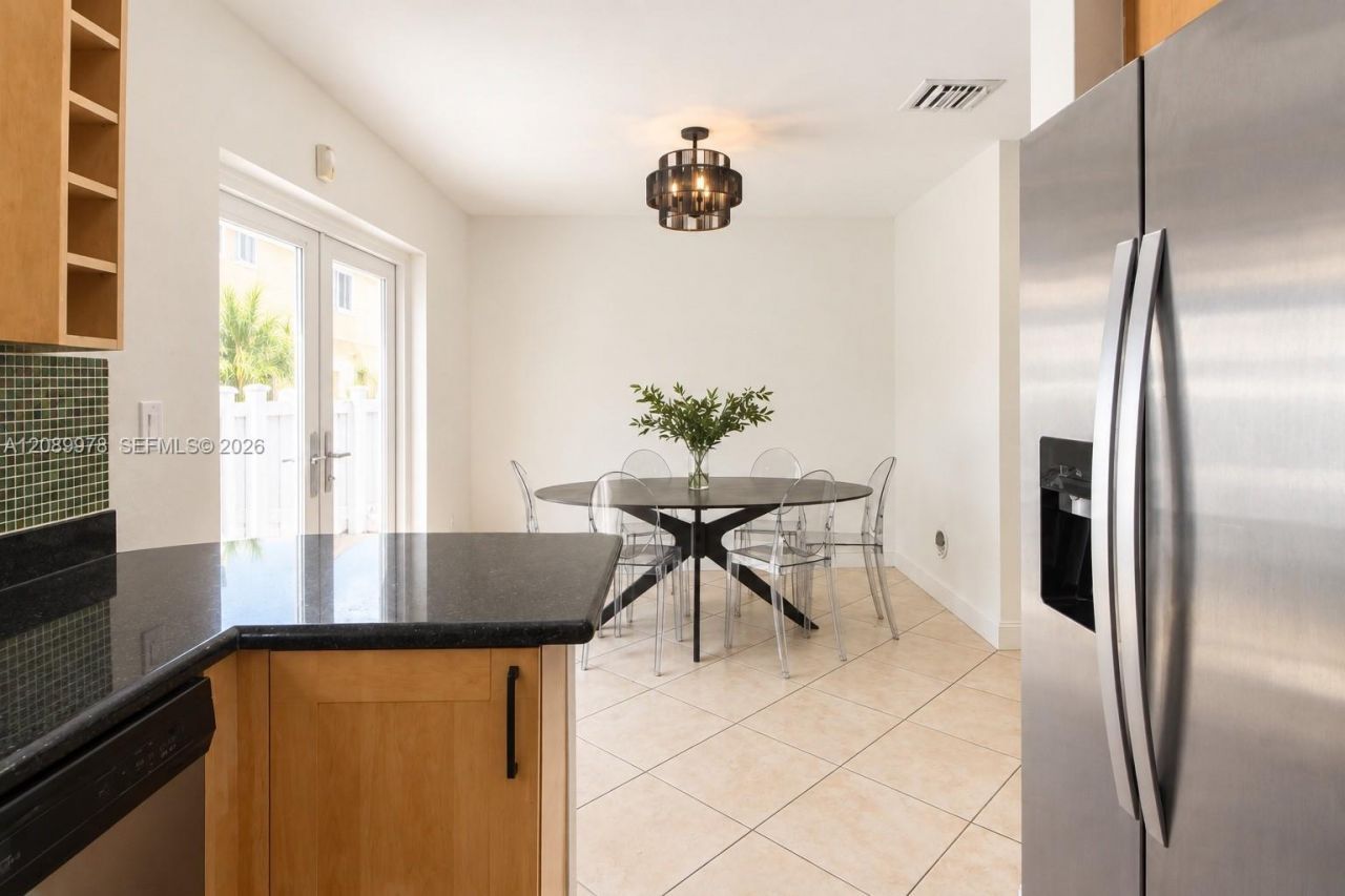 7464 NW 180th St, Hialeah, FL 33015 Photo