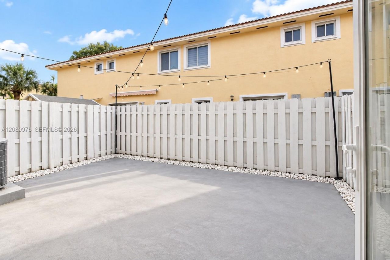 7464 NW 180th St, Hialeah, FL 33015 Photo