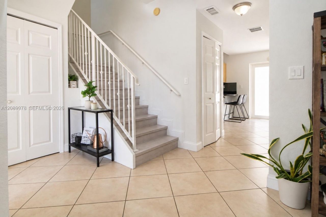 7464 NW 180th St, Hialeah, FL 33015 Photo