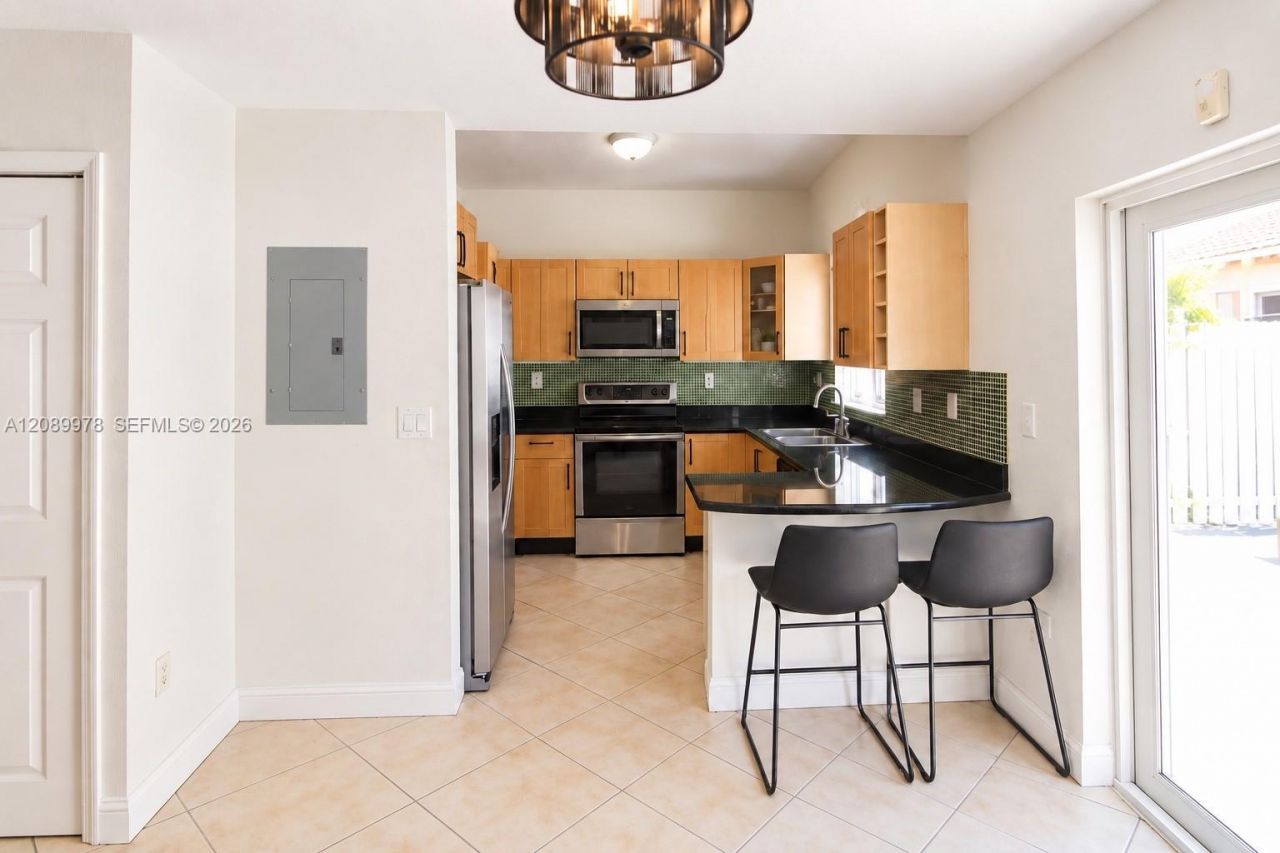 7464 NW 180th St, Hialeah, FL 33015 Photo