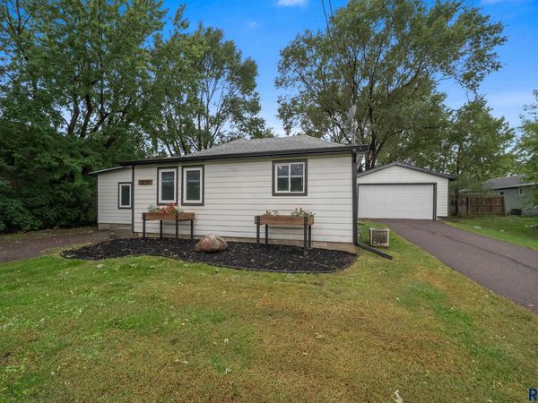 3239 N Lewis Ave, Sioux Falls, SD 57104