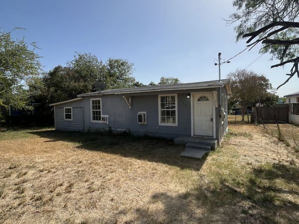 904 Pine, Floresville, TX 78114