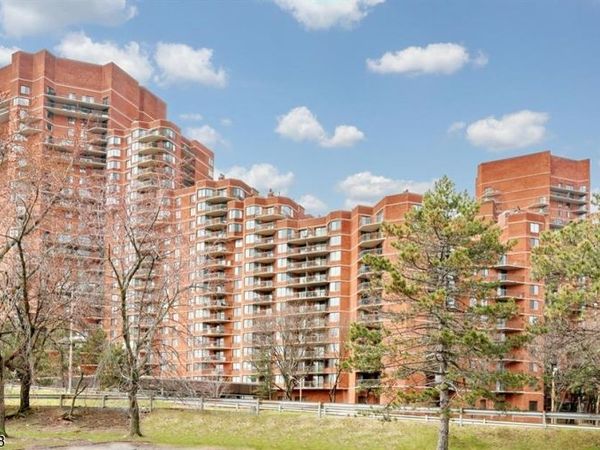 1020 Harmon Cove Tower, Secaucus, NJ 07094
