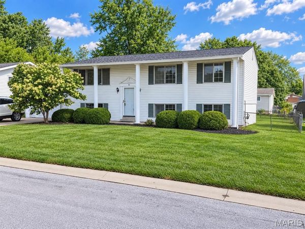 16 Saint Michael Drive, St Peters, MO 63376