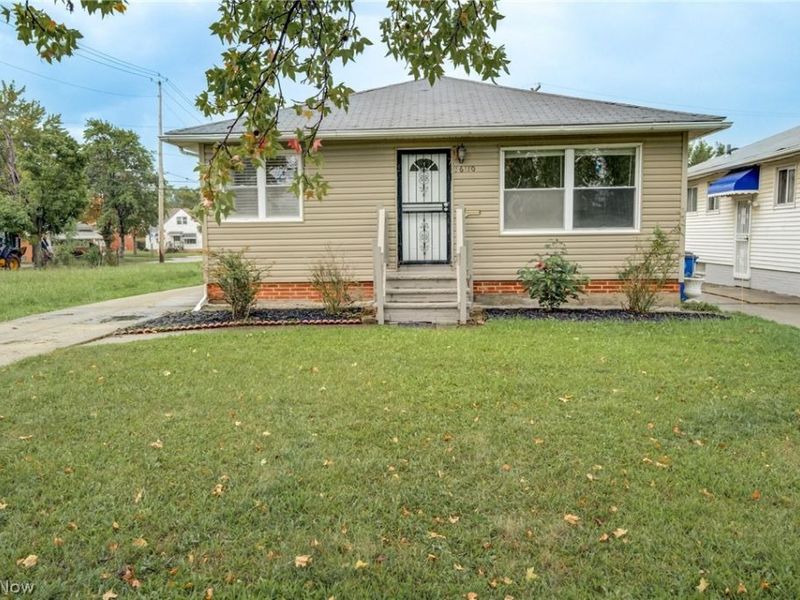 16110 Seville Road, Cleveland, OH 44128 Photo 3