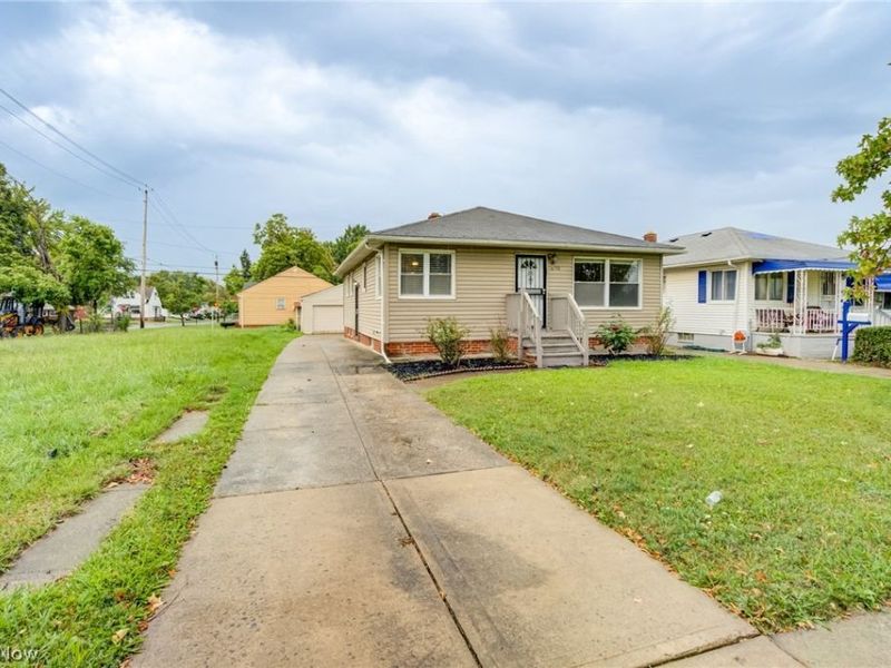 16110 Seville Road, Cleveland, OH 44128 Photo 4