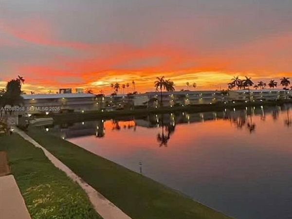 1030 SW 11 St , Unit M20, Hallandale Beach, FL 33009