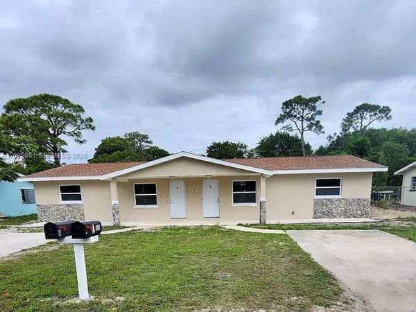806 N Lake Dr , Fort Pierce, FL 34982