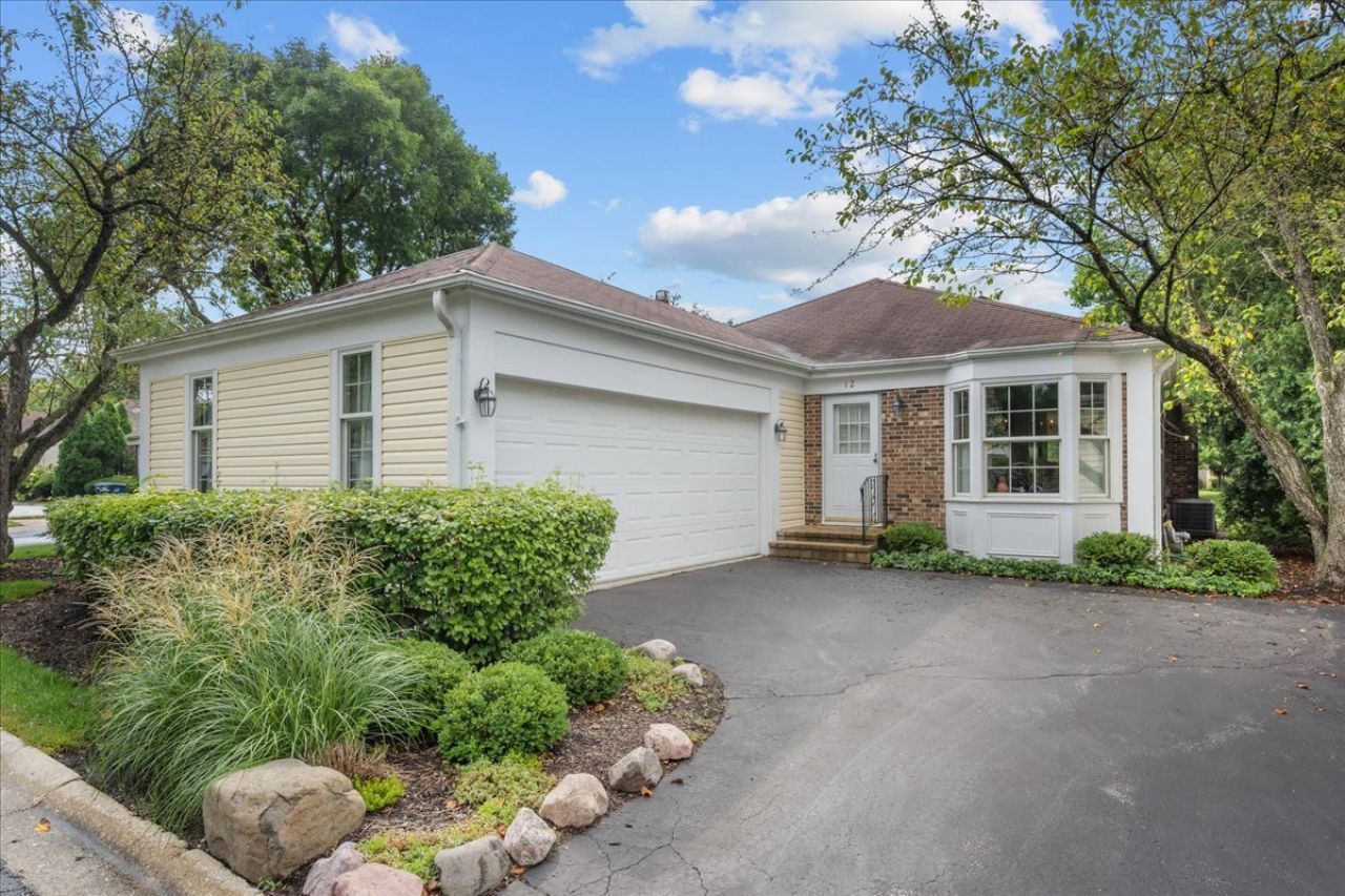 12 The Court Of Lagoon View, Northbrook, IL 60062 Main Photo