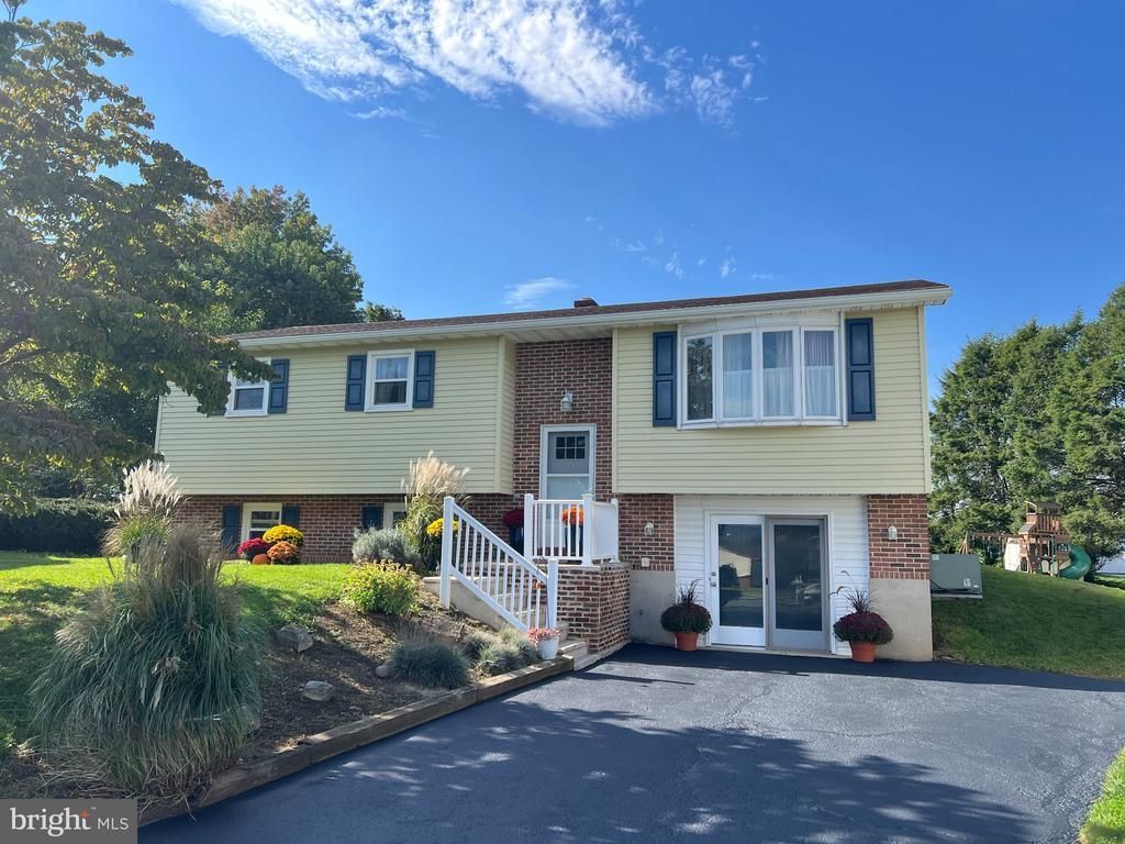 418 GOOD AVENUE, WOMELSDORF, PA 19567