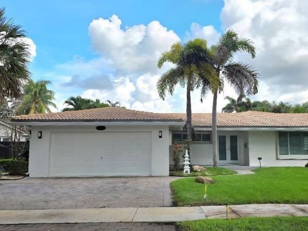 7311 Sabal Dr, Miami Lakes, FL 33014