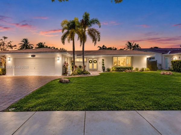 7311 Sabal Dr, Miami Lakes, FL 33014