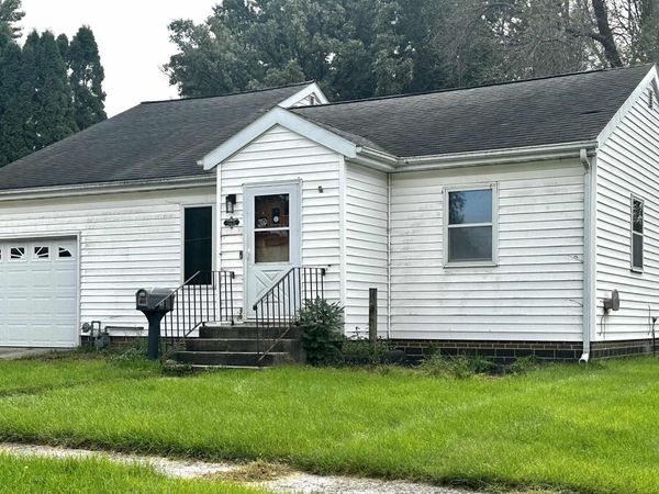 425 1St Street NE, Britt, IA 50423