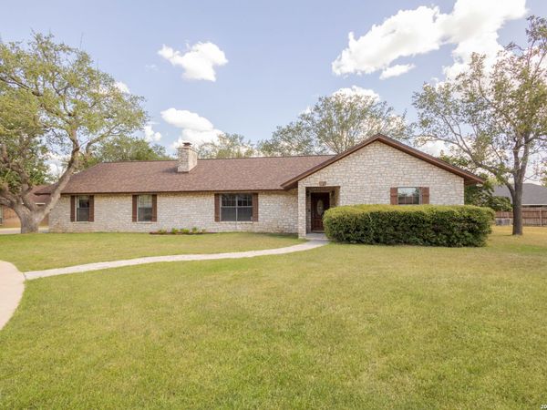 1721 CONTINENTAL DR, Pleasanton, TX 78064
