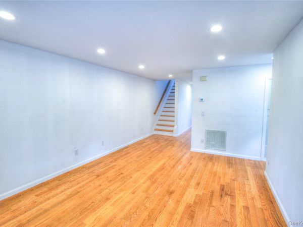 15 Mohegan Avenue, Unit B, Port Washington, NY 11050