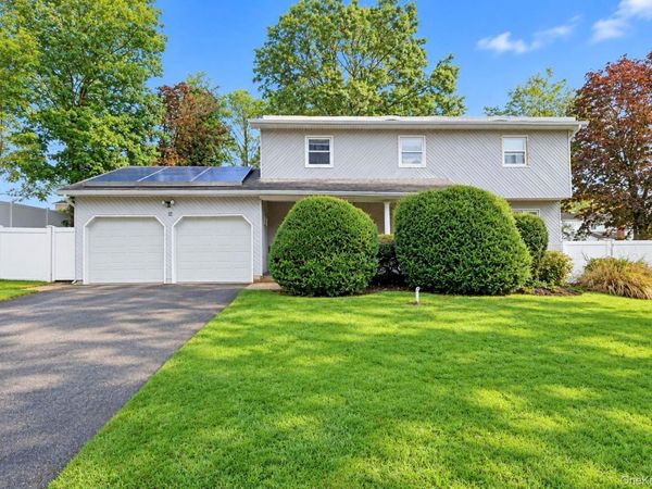 38 Waterford Drive , Wheatley Heights, NY 11798