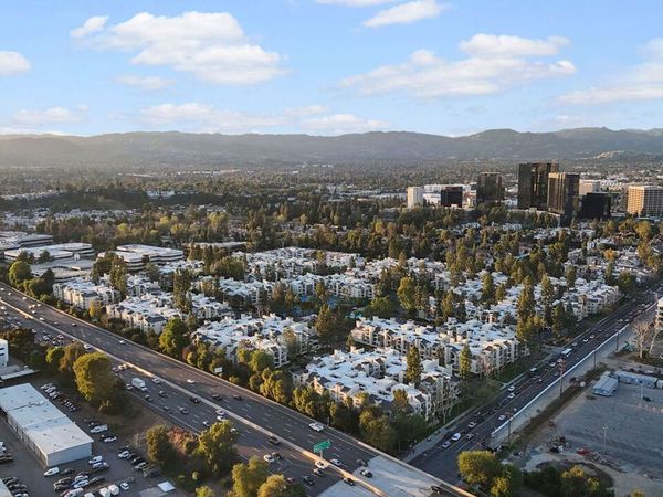 21520 Burbank Boulevard, Unit 112, Woodland Hills, CA 91367