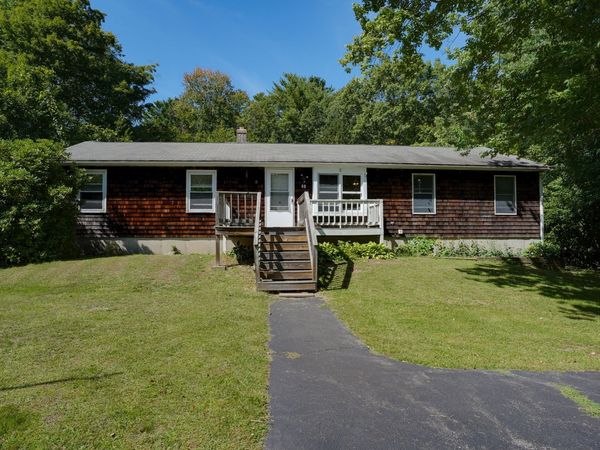 68 School St, Upton, MA 01568