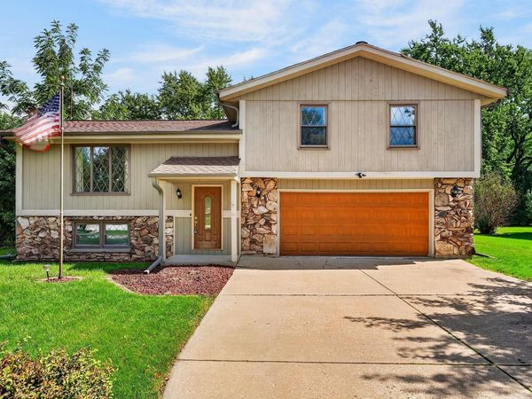 3560 S Oakdale DRIVE, New Berlin, WI 53151