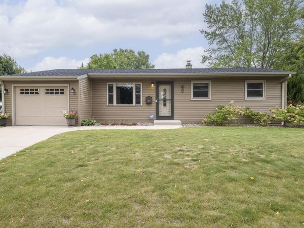 1261 Aldoro DRIVE, Waukesha, WI 53188