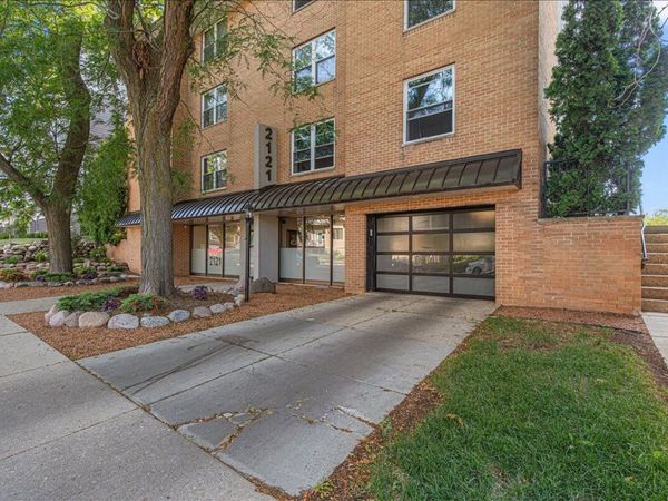 2121 N Cambridge AVENUE, Unit 302, Milwaukee, WI 53202