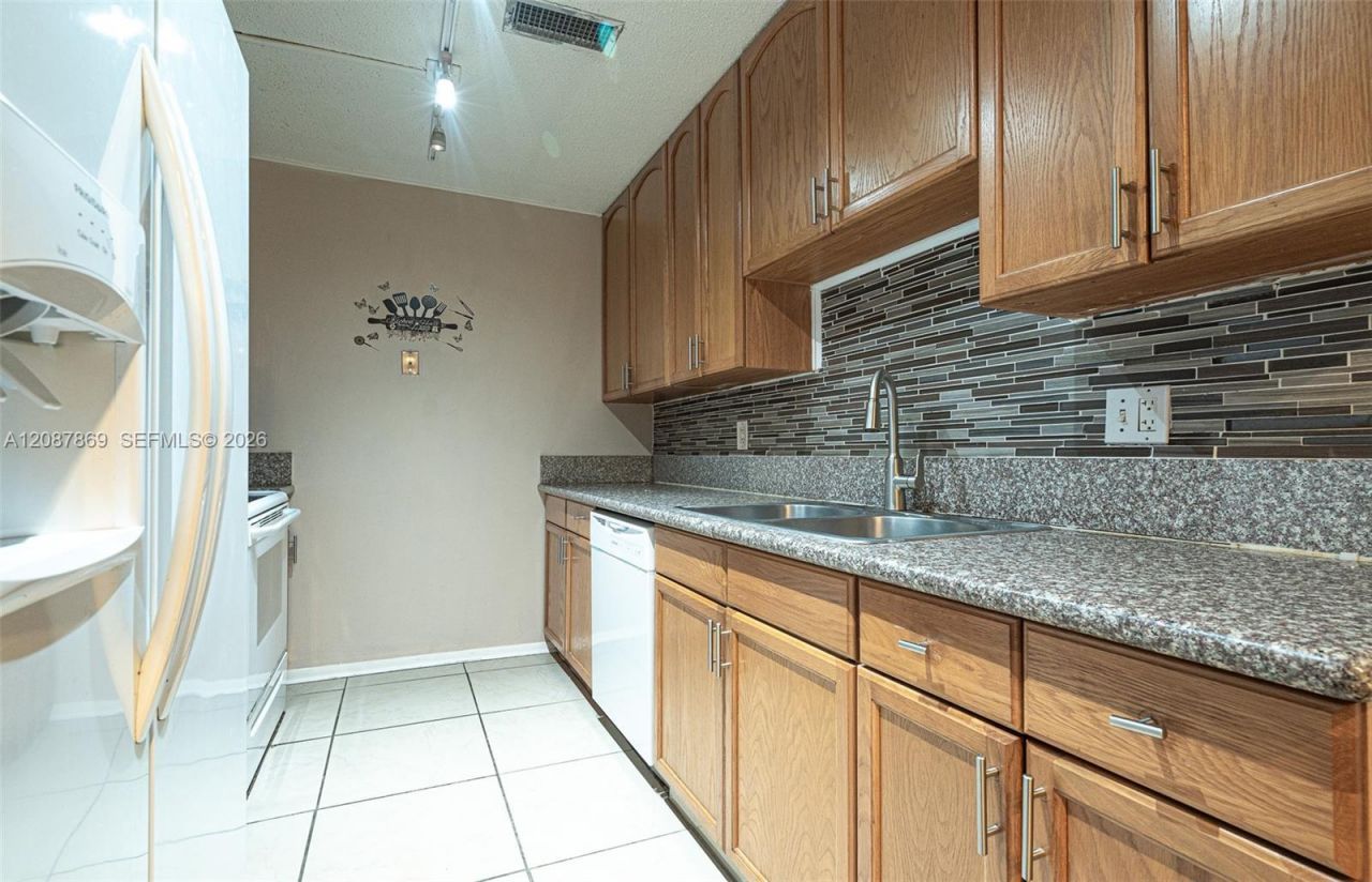 8913 NW 28th Dr, Unit D, Coral Springs, FL 33065 Photo