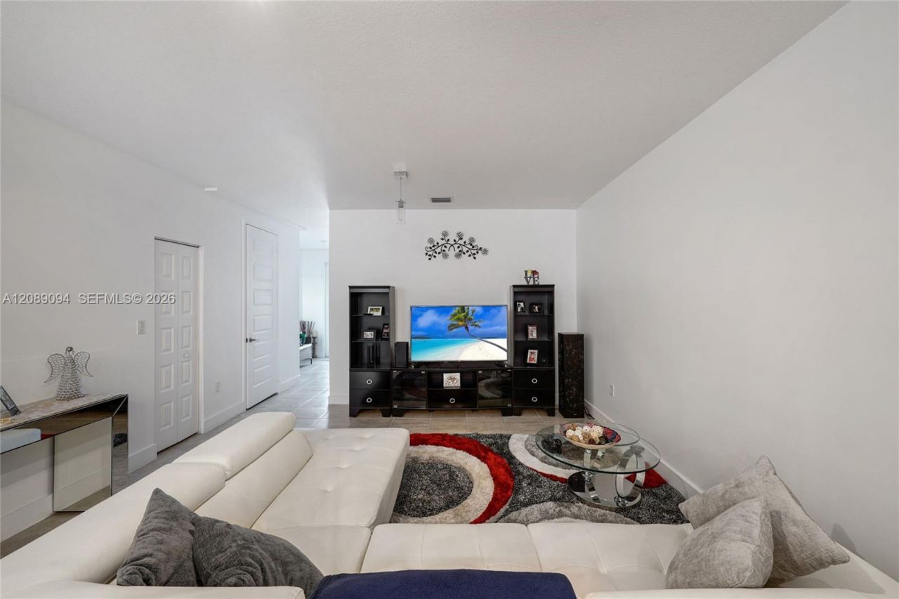 15809 NW 91st Ct, Miami Lakes, FL 33018 Photo