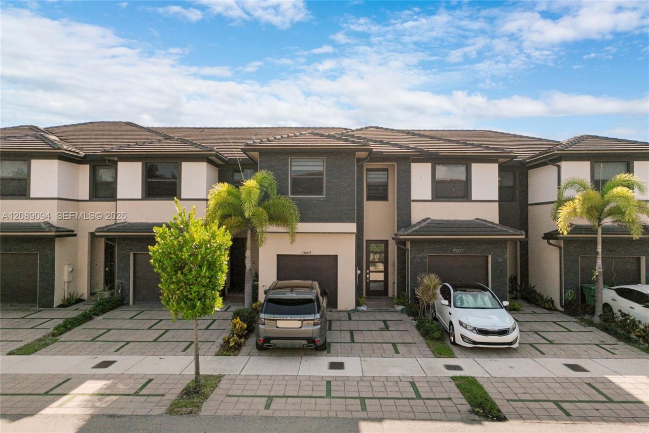 15809 NW 91st Ct, Miami Lakes, FL 33018 Photo