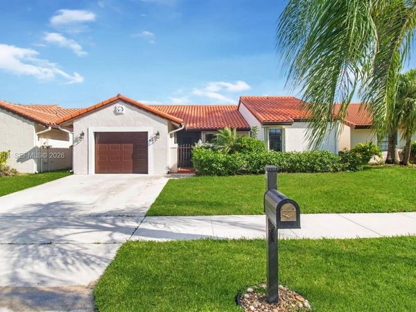 17 Columbia Ct, Deerfield Beach, FL 33442
