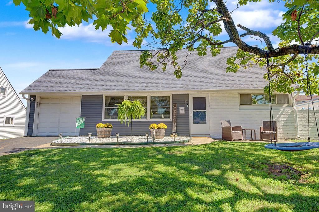 82 KRAFT LANE, LEVITTOWN, PA 19055
