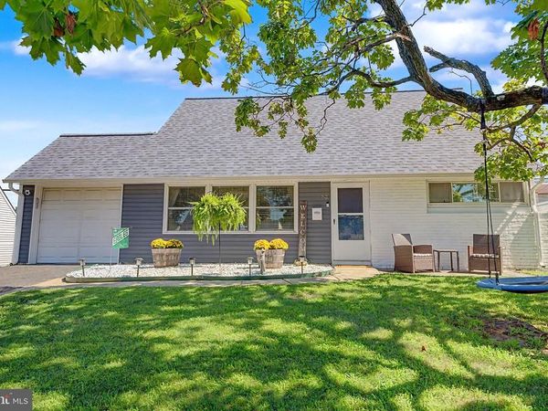 82 KRAFT LANE, LEVITTOWN, PA 19055