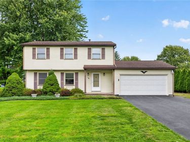 16 Golf Stream Dr, Penfield, NY 14526