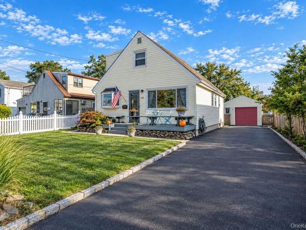 41 E Saltaire Rd , Lindenhurst, NY 11757