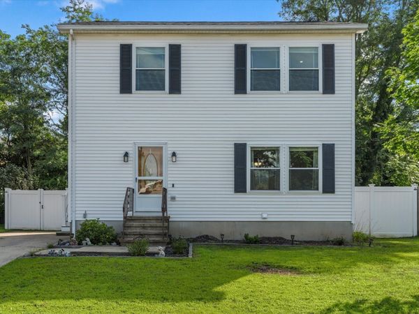 6 Buttonwood Ln, Acushnet, MA 02743