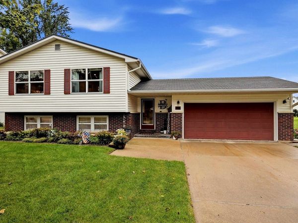 106 8th Avenue, Unit NW, Dyersville, IA 52040