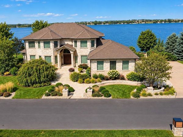 118 Woodland Dr, Madison, SD 57042