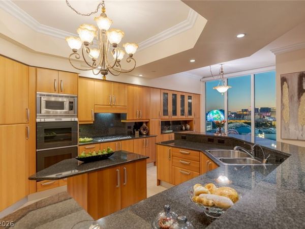 2857 Paradise Road, Unit 2204, Las Vegas, NV 89109