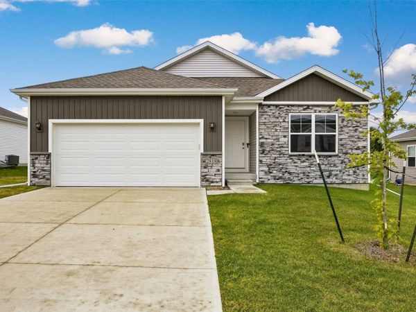 2818 Mary Drive , Hiawatha, IA 52233
