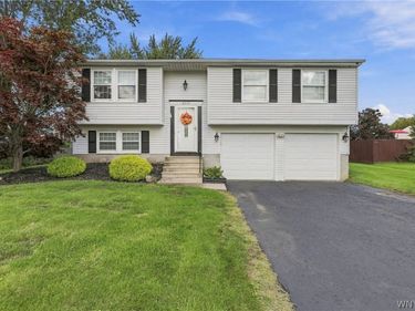 6593 Royal Parkway S, Lockport, NY 14094